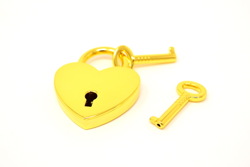 studio shot, together, indoors, small, technology, white background, cut out, luck, love, copy space, romantic, partnership, connectedness, metal, trust