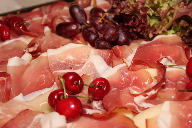 5K, selective focus, no people, processed meat, italian food, pork, meat, fruit, meal, vegetable, still life, frisch, cooked, close-up, food and drink