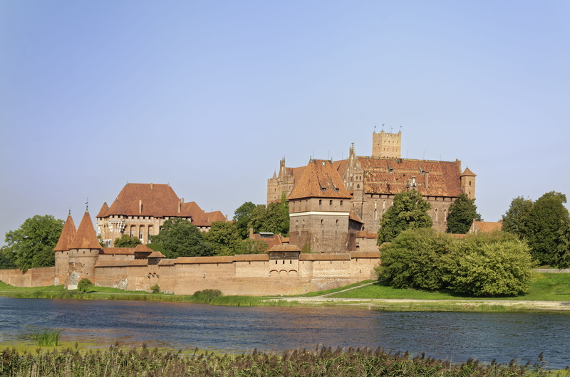 building, middle ages, plant, the past, built structure, ancient civilization, zamek malbork, livonian order castle, building exterior, clear sky, water