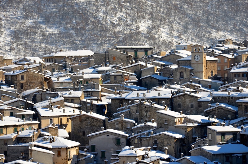 high angle view, outdoors, snowcapped mountain, built structure, snowing, roof, residential district, house, italy, snow, cold temperature, nature, crowd