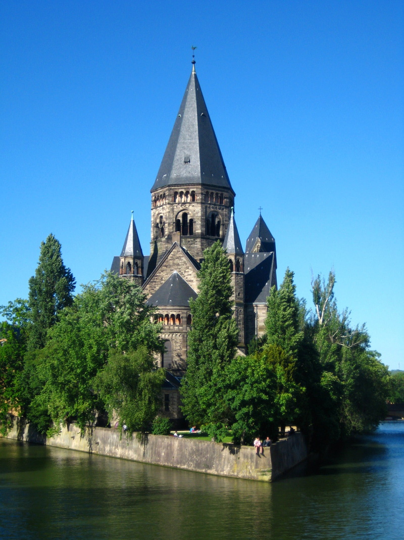 belief, church, Protestant, tree, religion, sky, built structure, nature, blue, public domain, medieval, day, trees, spire, 2K, europe, tower, history