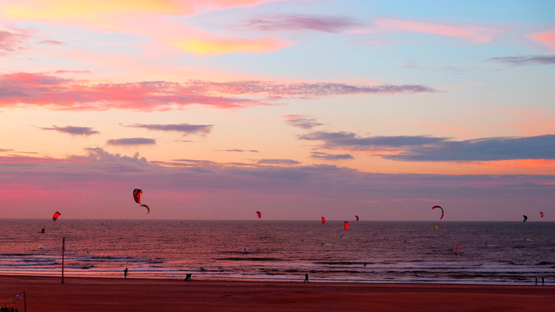no people, idyllic, orange color, horizon over water, windsurfing, non-urban scene, outdoors, land, sky, 8K, cloud - sky, scenics - nature, horizon, tranquil scene