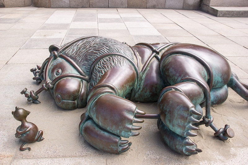 tied, history, 5K, bound, museum beelden aan zee, the past, outdoors, holland, mouse, bronze statue, architecture, fairy tale characters, flooring, day