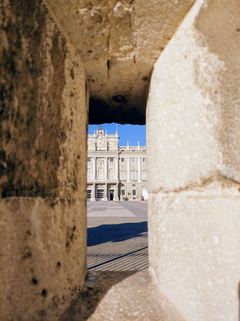 no people, ancient, fort, travel destinations, palacio, tourism, peek, pillar, ancient civilization, mansion, madrid, architectural column, concrete, arch