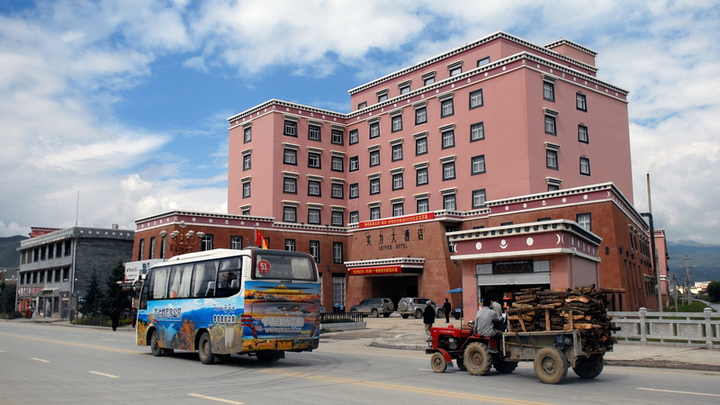 rickshaw, on the move, sky, city, built structure, mode of transportation, architecture, traffic, china, land vehicle, shangri-la, old-new, 2K, road, street