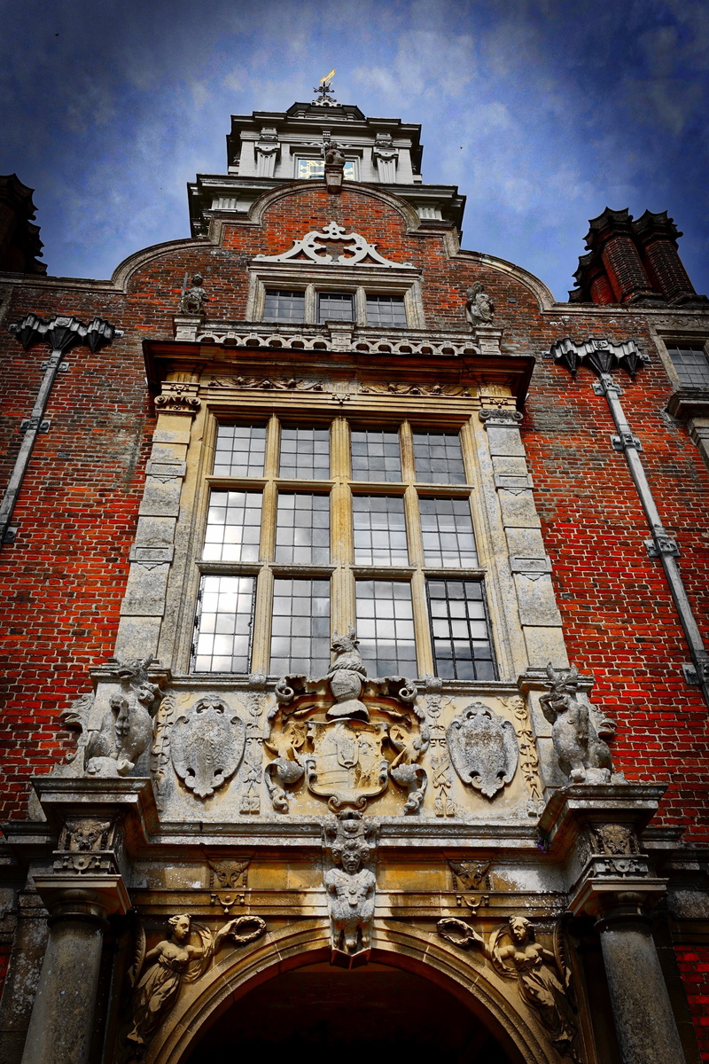 outdoors, facade, building, the past, sculpture, 5K, blickling estate, architecture, heritage, english, entrance, historic, sky, no people, human representation