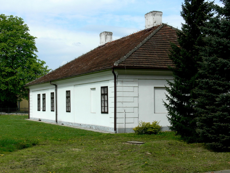 1080P, heritage, tree, sky, aristocratic manor, country cottage, plant, window, building exterior, field, cloud - sky, residential district, no people