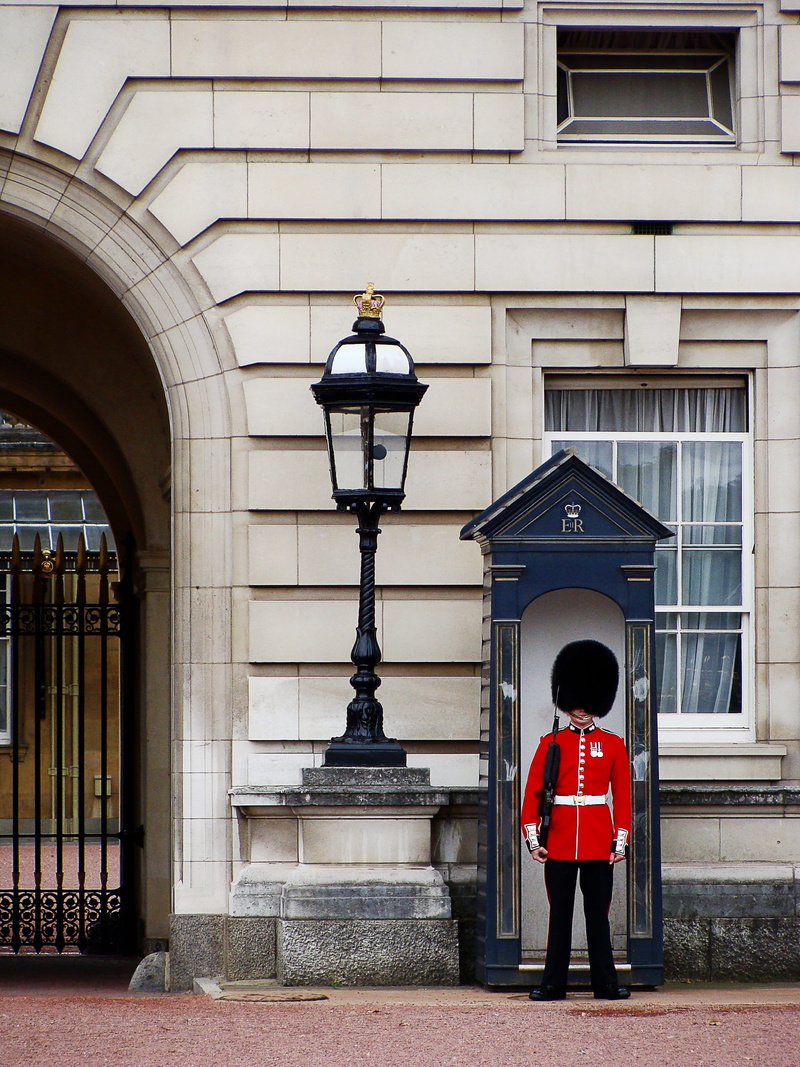 uniform, guard, full length, clothing, building, arch, london, royal guard, red, guards, built structure, security, queen, government, monarchy, parade