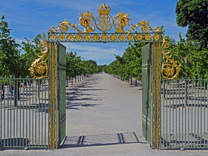 shadow, direction, the way forward, drottningholm, tree, royal, day, stockholm, built structure, plant, monarchy, sunlight, Input, entrance, metal, sweden