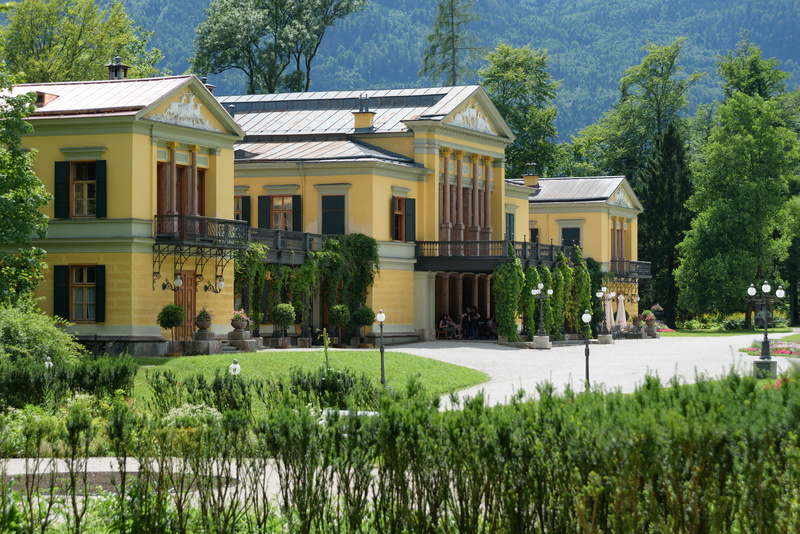 building, monarchy, luxury, architecture, plant, home ownership, Villa, built structure, growth, front or back yard, hunting seat, building exterior, tree
