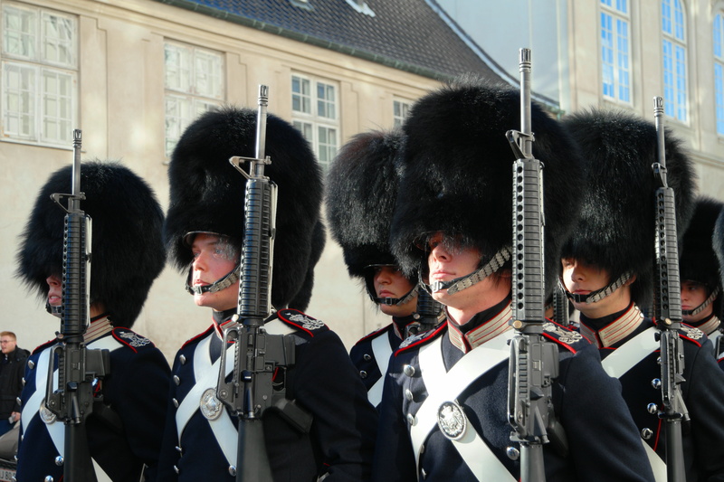 medium group of people, castle, 5K, adult, uniform, security, built structure, travel, building, amalienborg castle, royal, portrait, watch, bearskin hats