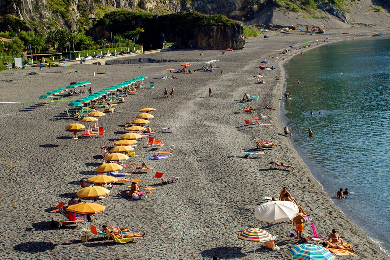 leisure activity, calm sea, holiday, real people, group of people, 2K, lifestyles, water, Beach, high angle view, land, women, vacations, day, summer