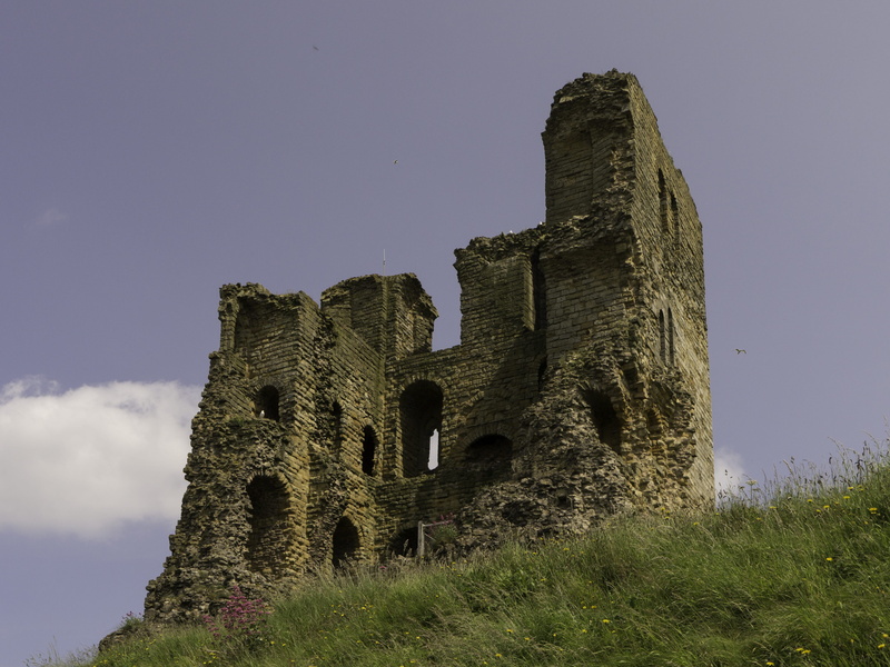 sky, building exterior, outdoors, no people, ancient history, history, blue, day, England, built structure, scarborough, abandoned, nature, green, 2K