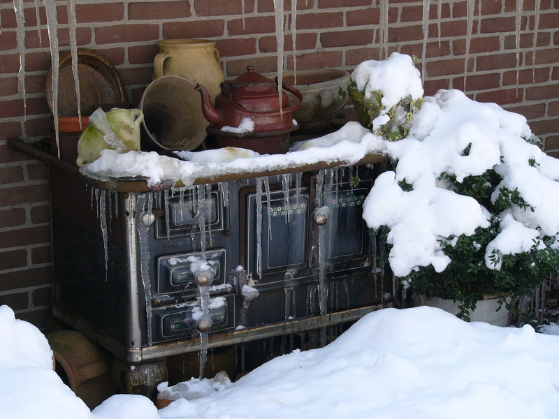 architecture, covering, wood - material, no people, representation, Stove, nature, Winter, outdoors, 1080P, antique, container, icicles, front or back yard