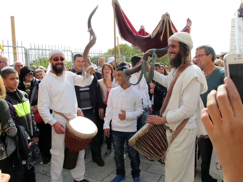 lifestyles, dancing, musical, large group of people, clothing, crowd, dance, real people, jews, musician, jerusalem, group of people, men, daytime, women
