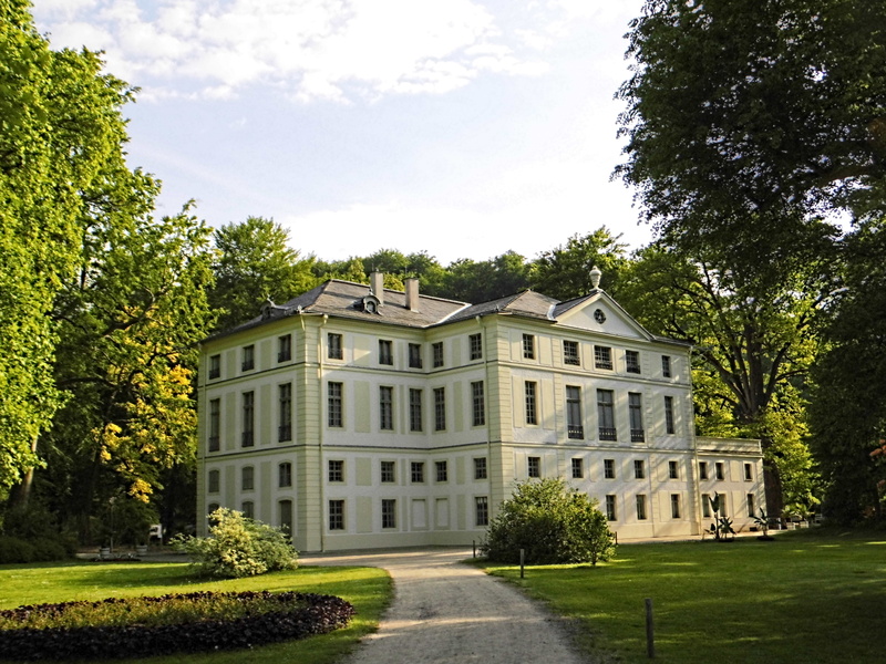 residential district, outdoors, thuringia germany, lawn, luxury, on the lower castle, building, growth, 5K, sky, house, footpath, green color, monument