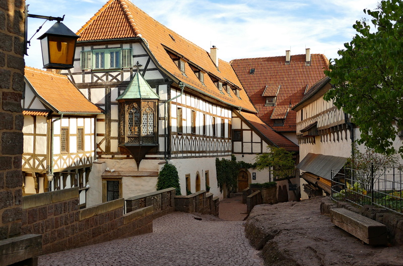 window, plant, town, historically, city, sky, places of interest, street, building exterior, wartburg castle, built structure, sunlight, house, roof tile