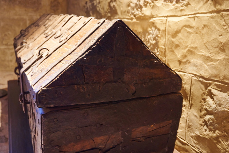 textured, architecture, day, outdoors, 5K, no people, wood - material, wood, wooden box, still life, art and craft, old, sunlight, craft, shape, wartburg castle