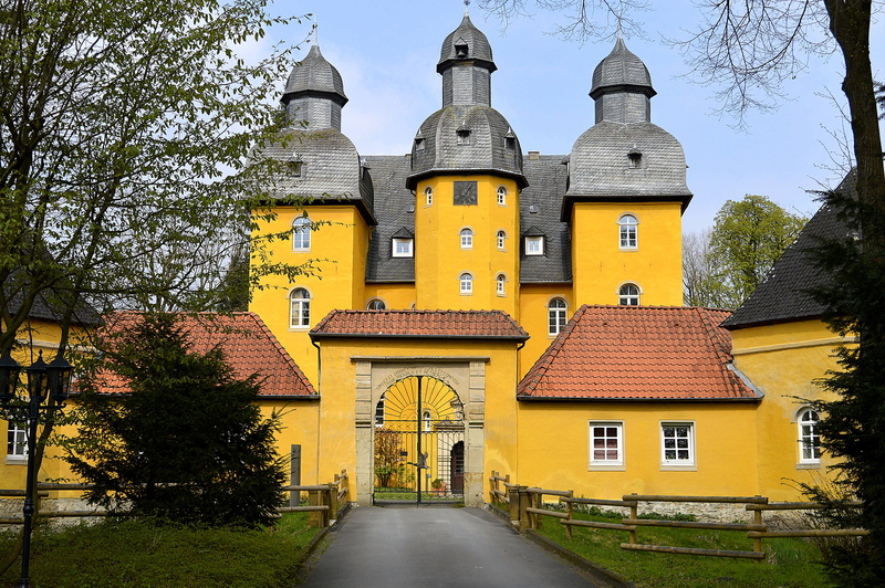 direction, architecture, residence, sky, repeated, baroque, no people, tree, castle park, moat, schlossgarten, the way forward, building exterior, day
