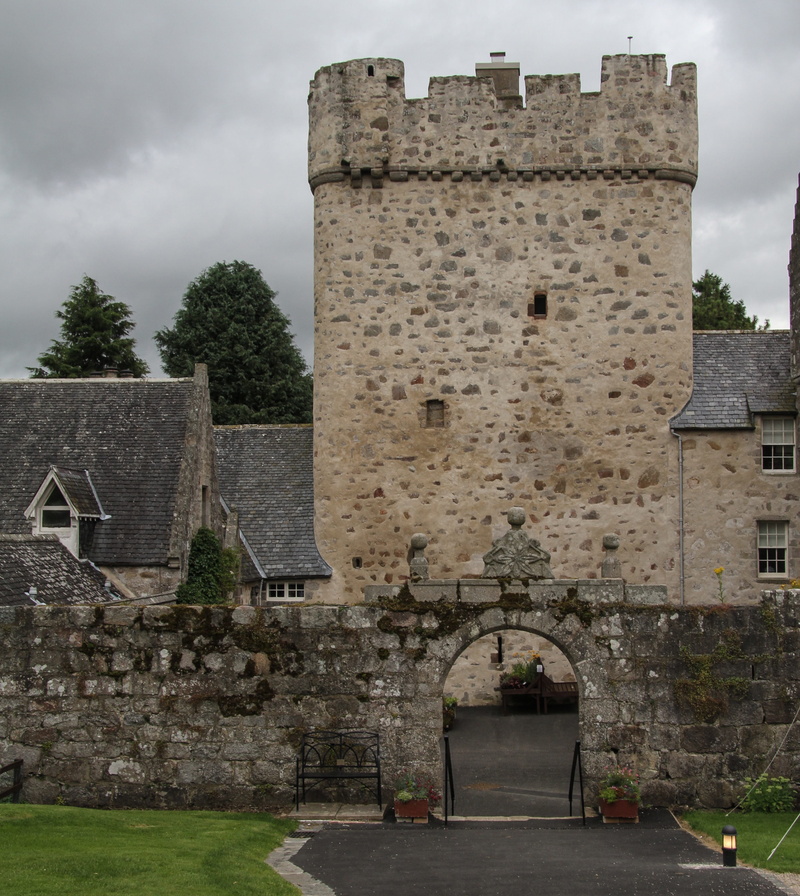 day, stone wall, Drum Castle, built structure, tourism, middle ages, architecture, stone material, historically, the past, plant, castle, building exterior