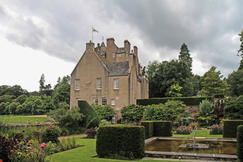 5K, outdoors, hedge, building, cloud - sky, garden, castle, the past, religion, tree, banchory, sky, places of interest, history, green color, grass, aberdeenshire