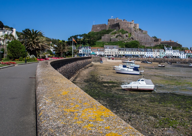 clear sky, transportation, history, tourism, stronghold, day, 2K, mode of transportation, the past, old, sky, harbour, vacation, landscape, island, tree