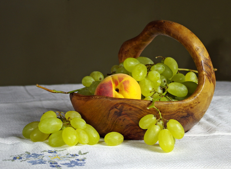 grape, grapes, no people, food, studio shot, close-up, green, indoors, still life, choice, freshness, olive tree, cloth, table, fishing, wooden, pear, autumn fruits