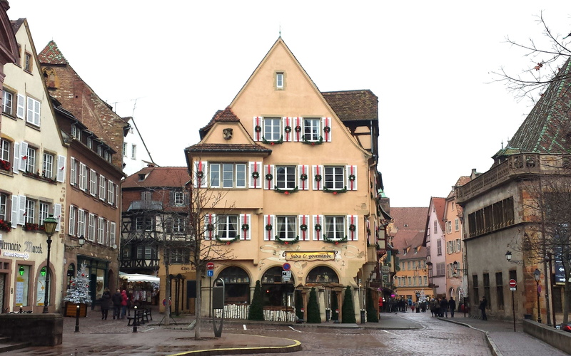 christmas, the way forward, incidental people, building exterior, window, city, road, direction, real people, historic house, colmar, architecture, transportation