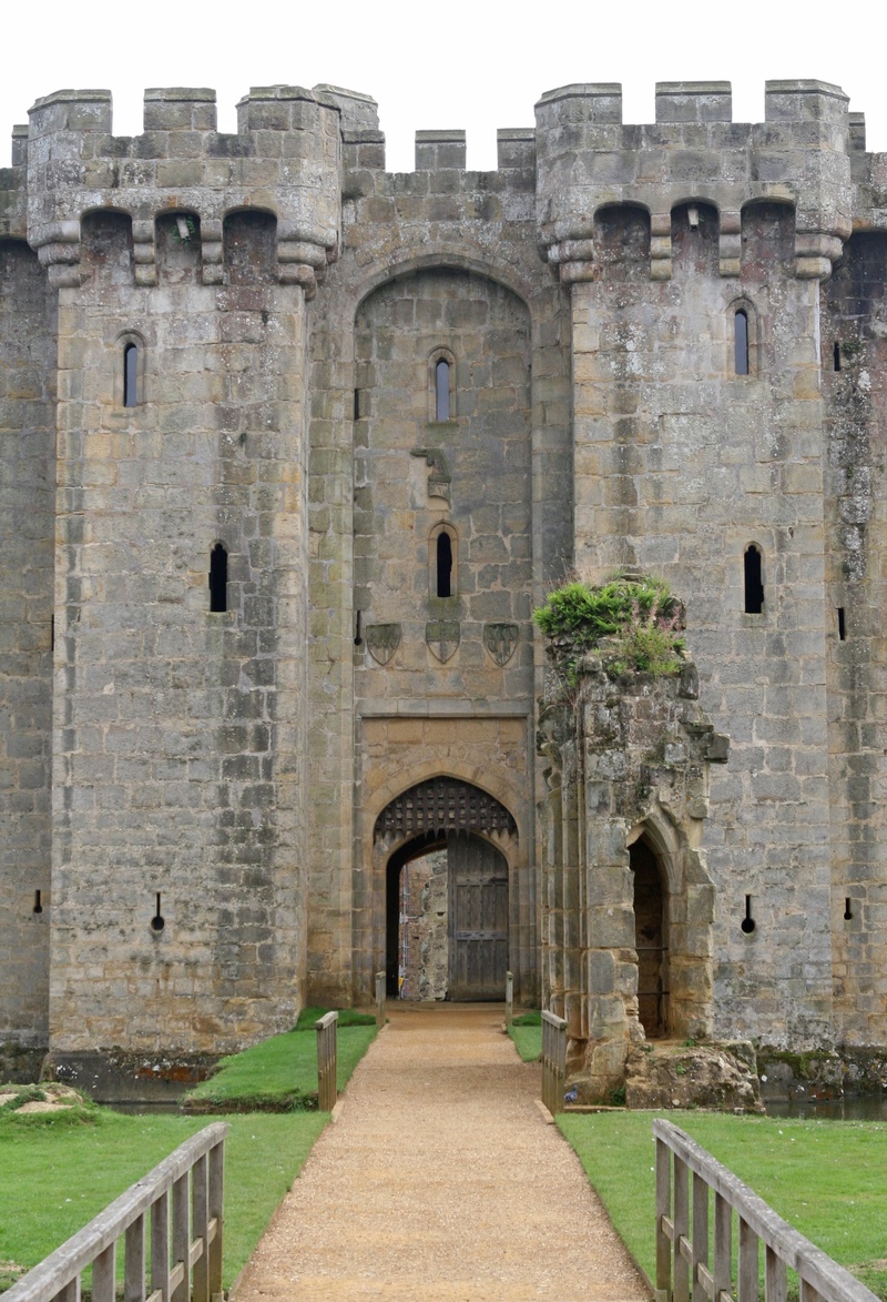 moat, ruined, stone, uk, day, the past, ancient civilization, direction, old, preservation, defense, 2K, castle, english, no people, british, house, outdoors