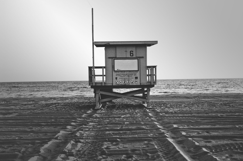 architecture, guard, tranquility, water, clear sky, tranquil scene, protection, white, sky, black-and-white, lifeguard hut, outdoors, hut, 2K, black, beach