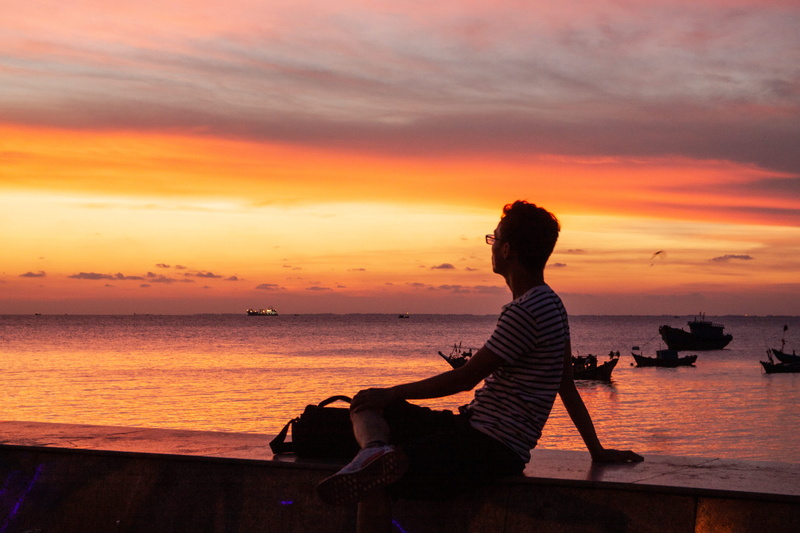 shore, beach, scenic, outdoors, nature, lifestyles, leisure activity, horizon over water, seashore, backlit, man, seaside, tranquil scene, dawn, summer