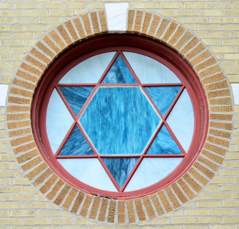 photography, built structure, glass, jewish, themed, facade, day, stained glass, shape, 2K, outdoors, pattern, brick, wall - building feature, blue, design