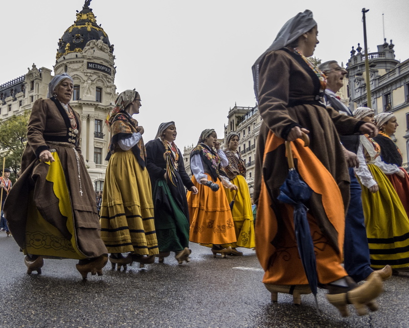 tradition, transhumance, metropolises, people, nature, order, sky, avila, low angle view, human representation, full length, clothing, Folk, arts culture and entertainment