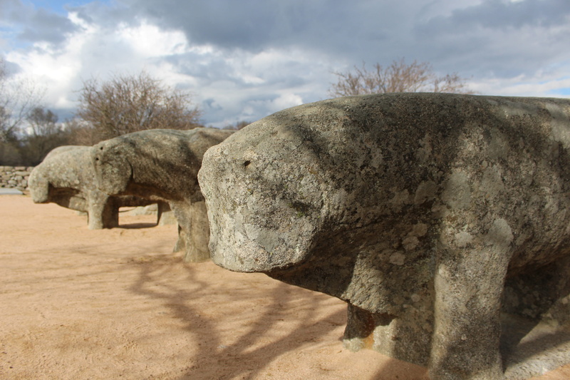 sky, guisando, no people, sand, solid, ancient civilization, outdoors, built structure, tree, ancient, sculpture, history, travel destinations, Prehistoric