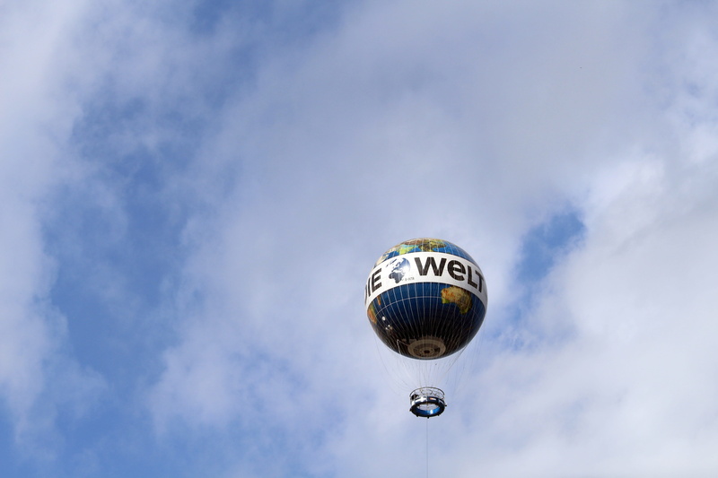 mode of transportation, vista balloon, balloon, the world, outdoors, cloud - sky, architecture, hot air balloon ride, hot air balloon, copy space, air vehicle