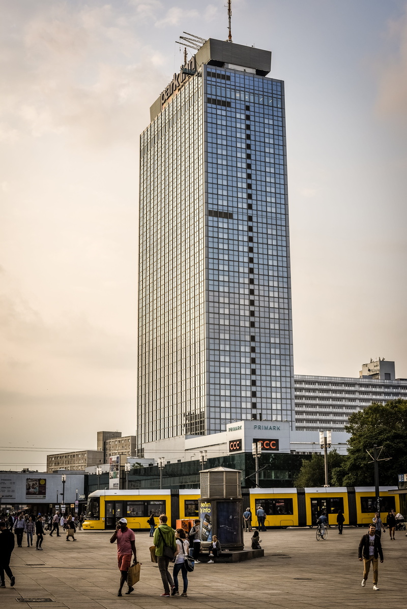 5K, landmark, outdoors, germany, town, architecture, skyscraper, large group of people, built structure, city life, sky, tall - high, destinations, travel