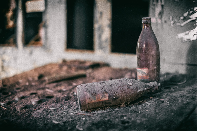 selective focus, two, beer, metal, pop bottle, obsolete, photography, bottle, animal, beverage, rusty, brown, urban exploration, no people, wood - material