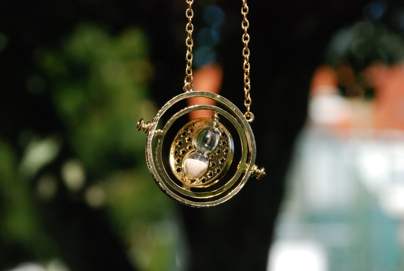 this, chain, watch, focus on foreground, gold, metal, glass, sunlight, focus, hour, harry potter, instrument of time, pattern, giratiempo, luxury, past