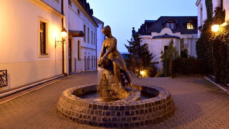 5K, representation, castle, built structure, religion, architecture, building exterior, human representation, Statue, Veszprém, dusk, sculpture, illuminated