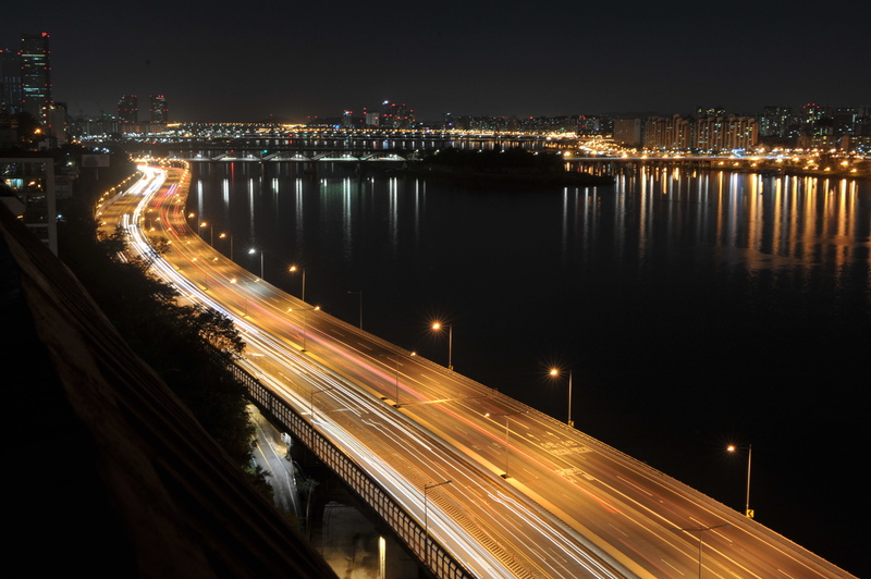 lapse, outdoors, no s island, water, night, motion, light trail, built structure, city, night view, no people, vehicles, building exterior, hangang bridge