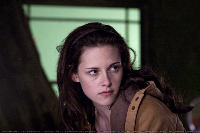 looking at camera, celebrity, headshot, looking, beauty, actress, close-up, young adult, lifestyles, leisure activity, Kristen Stewart, teenager, hair