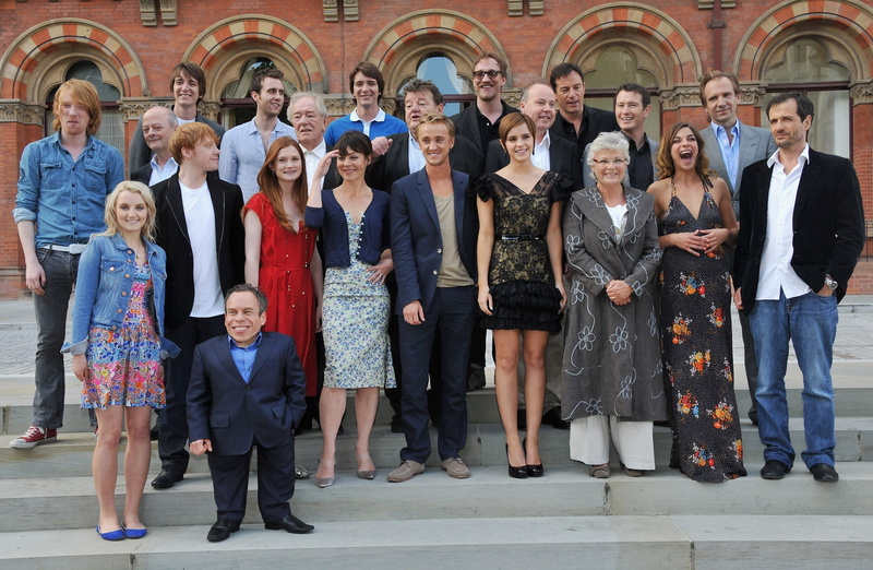 people, mature men, group Of People, smiling, walking, Emma Watson, outdoors, standing, females, suit, day, jacket, adult, teenager, cultures, clothing