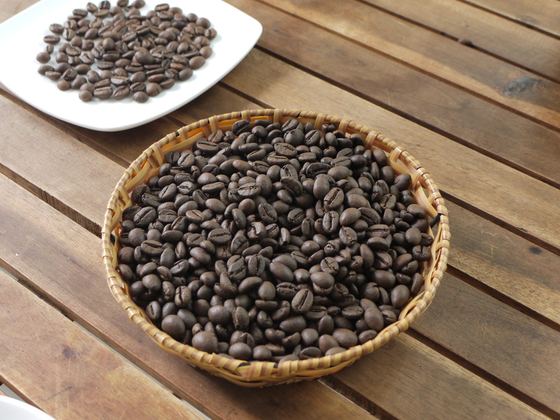indoors, bowl, still life, container, cafe, mocha, large group of objects, high angle view, heap, cappuccino, table, healthy eating, abundance, roasted coffee bean