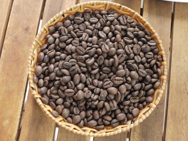 brown, wellbeing, caffeine, table, bowl, do uong, freshness, mocha, roasted coffee bean, abundance, still life, indoors, high angle view, large group of objects