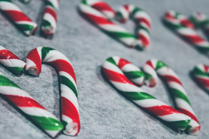 in a row, sweets, pattern, candy cane, multi colored, art, creme, red, still life, cream, selective focus, large group of objects, graphics, canopy, confectionery