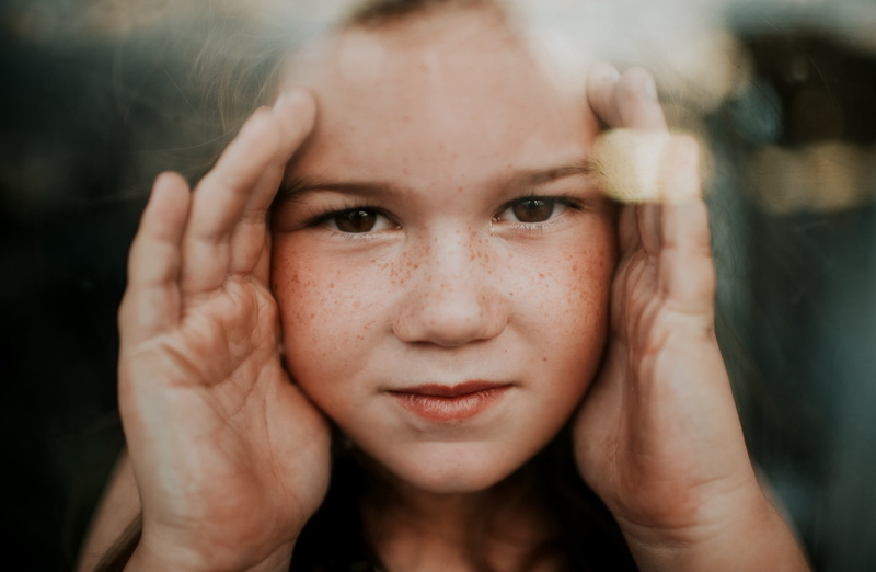 girls, front view, headshot, peek, 35mm, Reflection, childgirl, kids, Girl, Young, hand, looking at camera, women, Light, nikon, Cute, child, 1080P, hairstyle