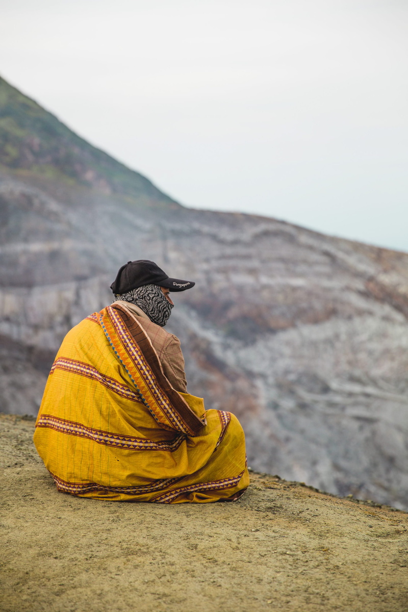 nature, adventure, outdoors, land, 2K, adult, wrapped in sheet, man, travel, one person, weather, sheet, activity, cliff, sky, yellow, trekking, rear view