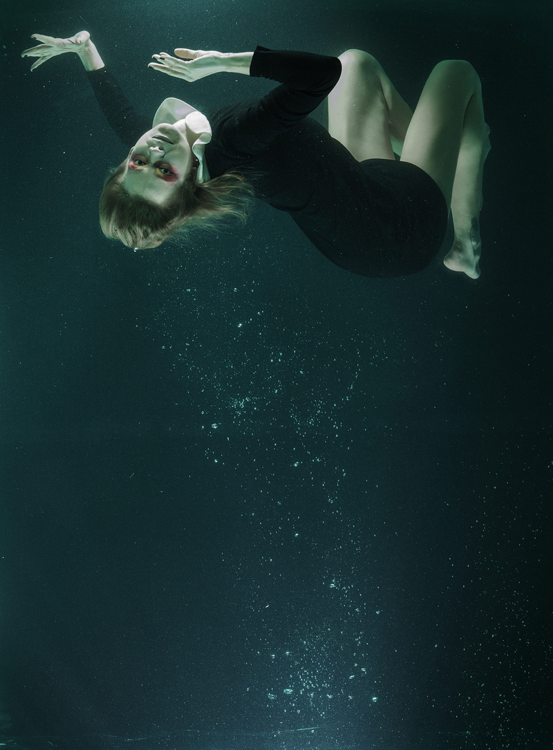 full length, young women, adult, diving, fashion, one man only, underwater, vertebrate, real people, sea, nature, concept, undersea, wearing, under water