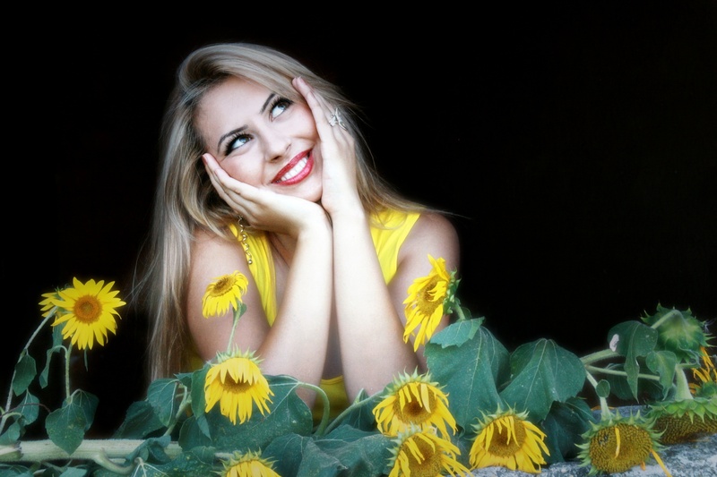 blond Hair, smile, one person, 2K, human Face, hand, hairstyle, people, girl, happiness, yellow, fashion, emotion, wearing, females, hair, young Adult