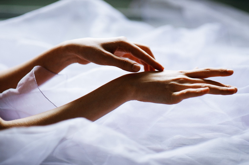 holding, day, unrecognizable person, human limb, hand, human hand, women, 720P, one person, finger, furniture, adult, human body part, bed, body part
